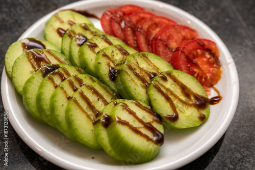 Tableau sur toile Gurken und Tomaten mit Balsamiko - Gesunder Snack