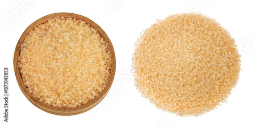 Φωτογραφία The brown sugar in wooden bowl isolated on white background