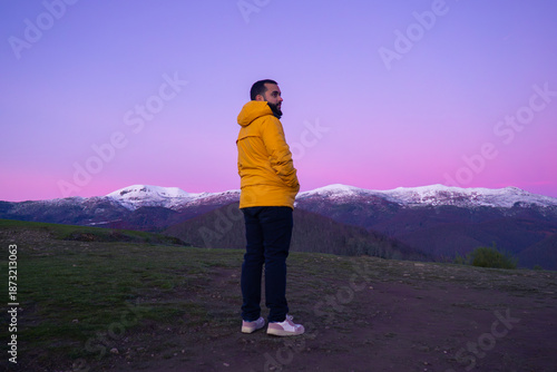 Chico joven haciendo senderismo en un paisaje de montaña