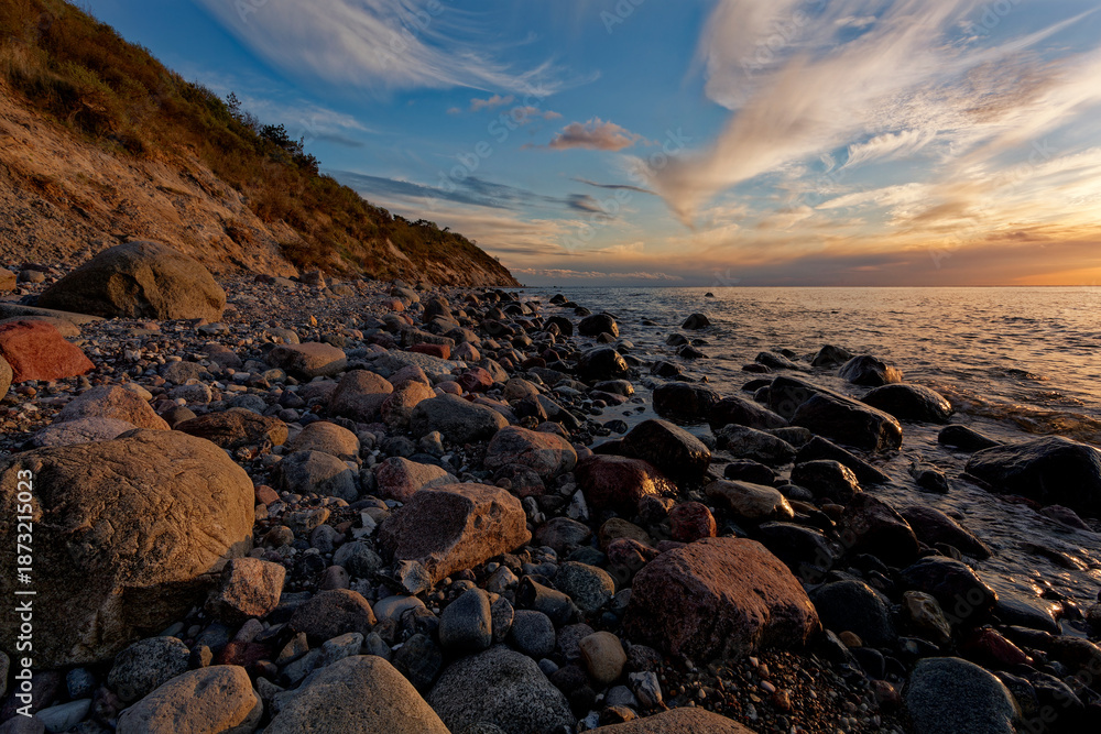 Obraz premium Abendstimmung am Weststrand der Insel Hiddensee nördlich vom Ort Kloster, Nationalpark Vorpommersche Boddenlandschaft, Mecklenburg-Vorpommern; Deutschland