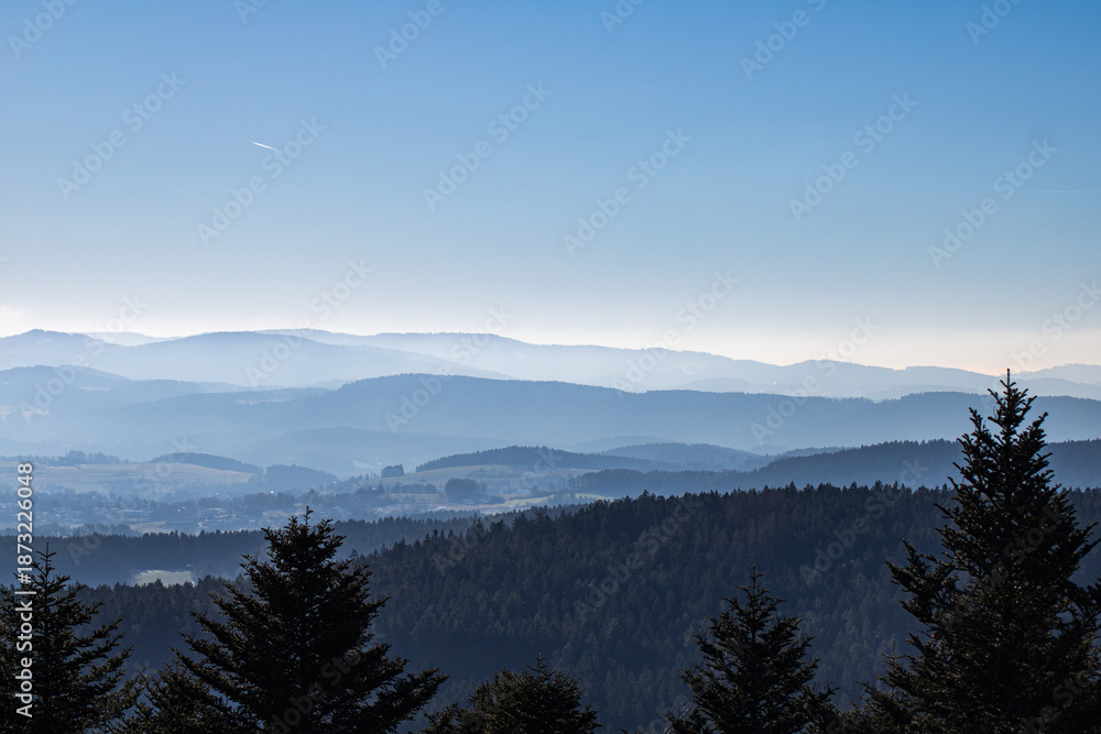 Obraz premium Weite Mittelgebirgslandschaft im Dunst