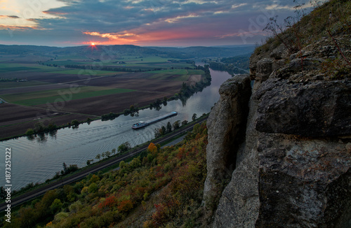 Blick vom Felsplateau des NSG Grainberg-Kalbenstein auf den Main und das Vorland des Spessart bei Karlstadt, Landkreis Main Spessart, Unterfranken, Bayern, Deutschland
