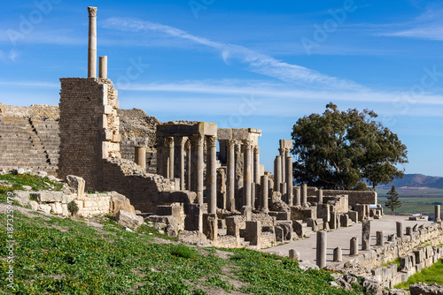 Canvastavla Thugga: a North African city that preserves numerous remains of Punic, Numidian and Roman monuments, making it one of the most important archaeological sites in Tunisia