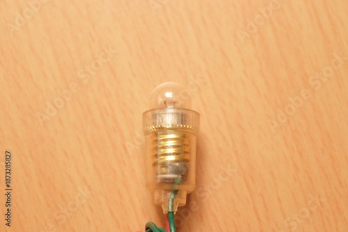 机の上に置かれた豆電球の写真