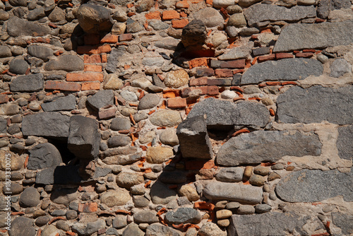 momento nel tempo all'interno del suggestivo Ricetto di Candelo, un borgo medievale fortificato situato in provincia di Biella, Piemonte. 