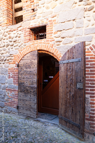 momento nel tempo all'interno del suggestivo Ricetto di Candelo, un borgo medievale fortificato situato in provincia di Biella, Piemonte. 