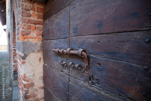 momento nel tempo all'interno del suggestivo Ricetto di Candelo, un borgo medievale fortificato situato in provincia di Biella, Piemonte. 