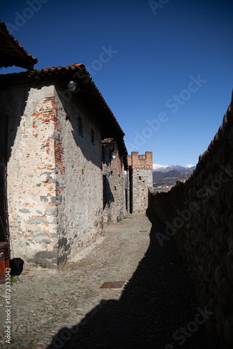momento nel tempo all'interno del suggestivo Ricetto di Candelo, un borgo medievale fortificato situato in provincia di Biella, Piemonte. 