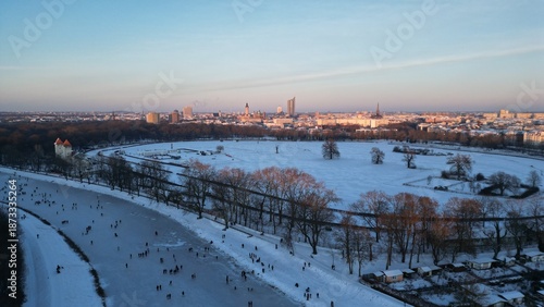 Gefrorene weiße Elster mit Menschen und Skyline von Leipzig 