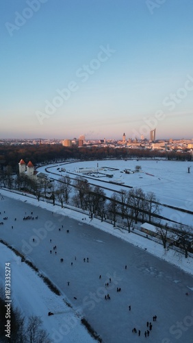 Gefrorene weiße Elster mit Menschen und Skyline von Leipzig 