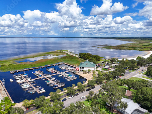 Fotografie Sunny Summer day at Lakefront Park and marina located on East Lake Toho in the city of St Cloud in Osceola County, Florida