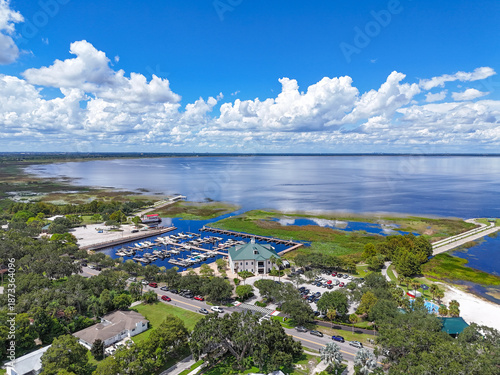 Fotografía Lakefront Park and marina located on East Lake Toho in the city of St Cloud in Osceola County, Florida