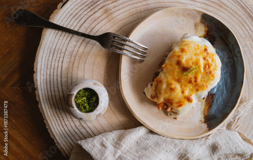 Musaka gratinada sobre superficie de madera