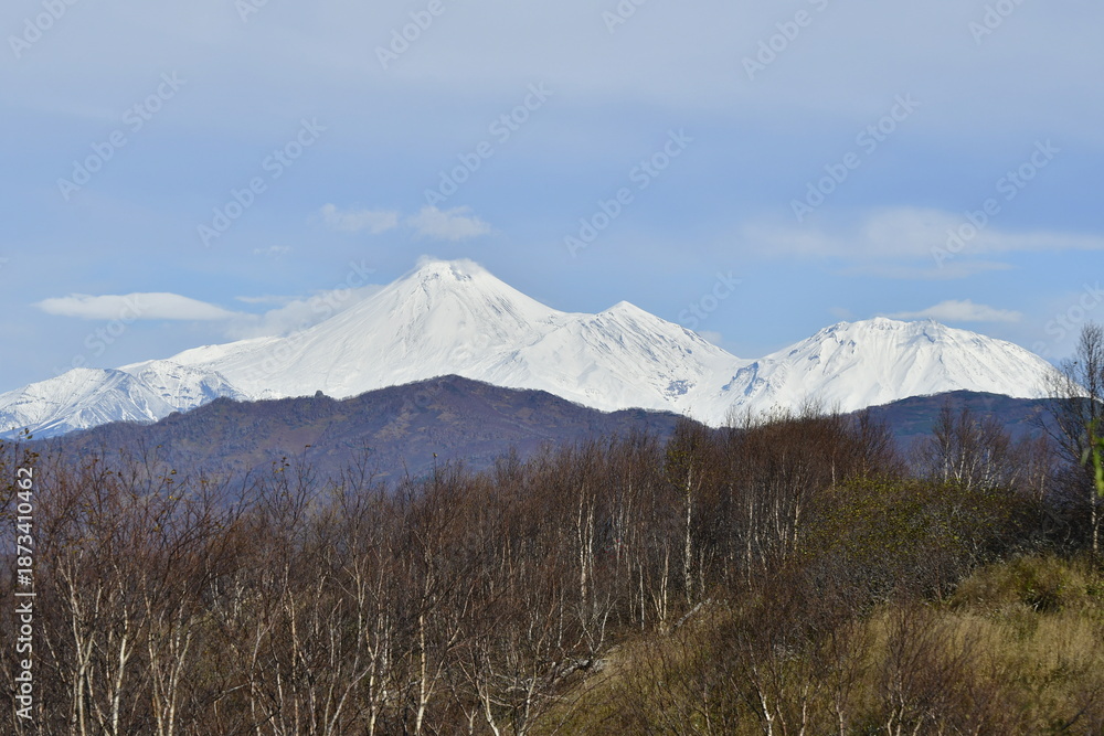 Fototapeta premium The nature of the Kamchatka Peninsula combines mountainous landscapes and forested areas, and is characterized by its unique topography, flora, and fauna, as well as its climate.