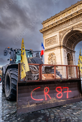 manifestation des agriculteurs français contre les accords du Mercosur dans les rues de Paris en France