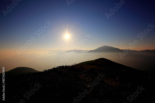 고산에서 빛나는 태양과 실루엣