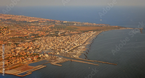 Veduta aerea della foce del Tevere e del porto di Fiumicino al tramonto, litorale romano, Italia 21c22
