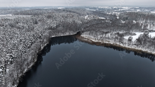Zima nad jeziorem, widok z drona 