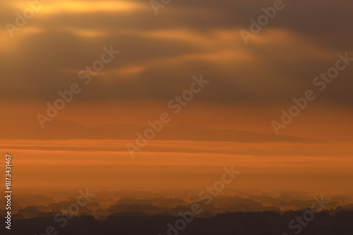 朝焼けに染まる山並み