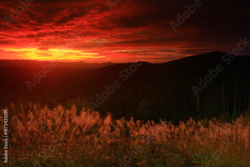 朝焼けに染まる山並み