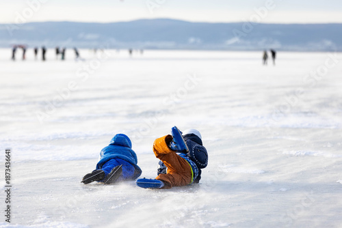 Kinder haben Spaß am zugefrorenen Neusiedler See