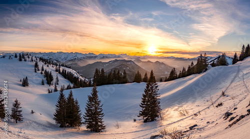 Abendstimmung in den Bergen mit Skitourenspuren