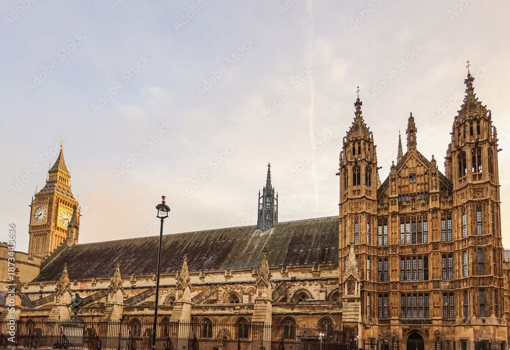 Obraz premium Elizabeth Tower and Parliament building showcasing London's iconic architecture and historical landmark at sunset