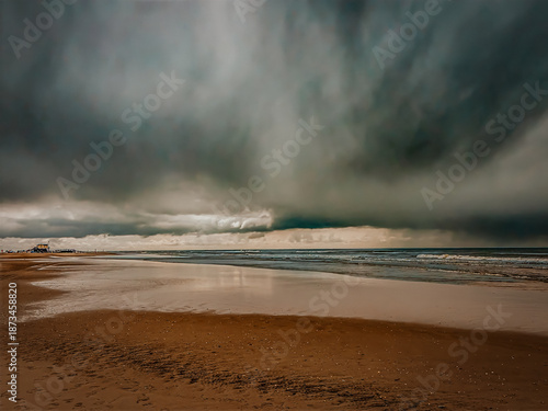 Fotografía Dramatic storm clouds over the wide sandy beach of St