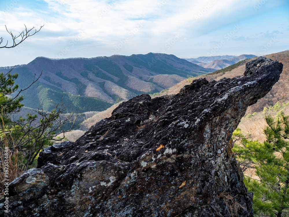 Obraz premium Rock Sentinel Over the Mountain Ridges