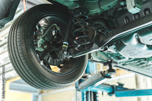 Cuadro en lienzo Lifted car chassis