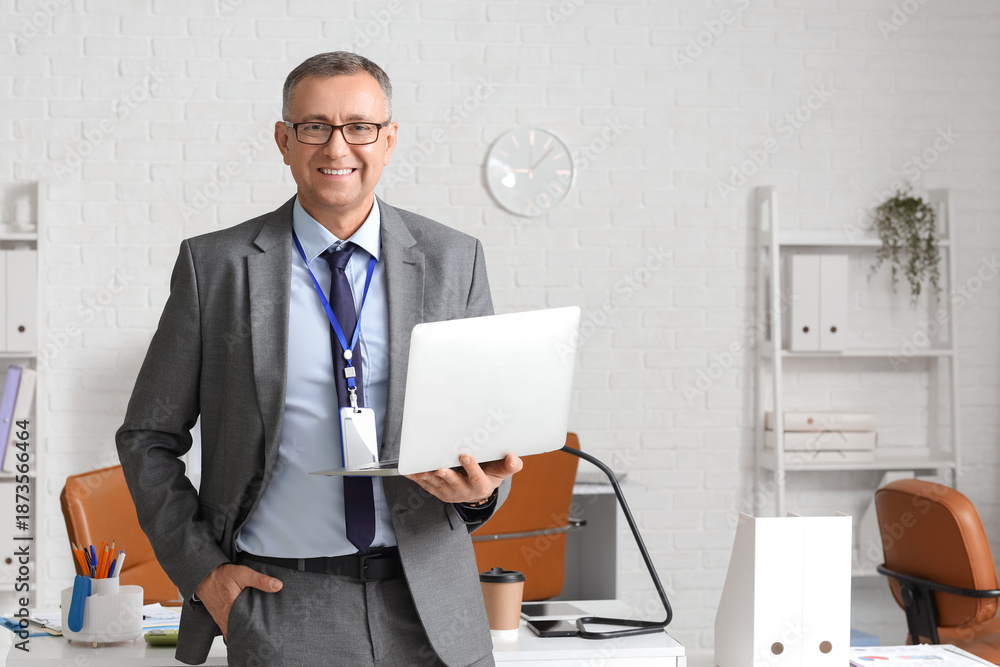 Naklejka premium Male business analyst with laptop in office. Data science concept