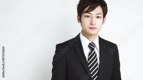 スーツ姿の若い男性（生成AI)