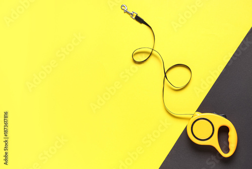 Retractable dog leash on co...