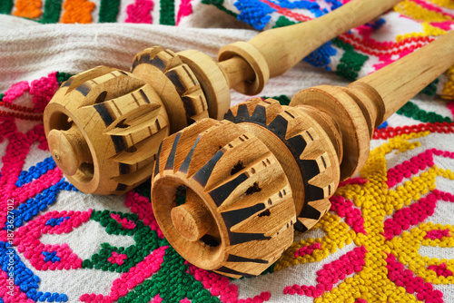 Foto メキシコのモリニージョ　温かいメキシコのチョコラーテを作るための調理器具　コピースペースあり Mexican Molinillo: A kitchen utensil used to make hot mexican chocolate (chocolate mexicano, chocolate caliente mexicano)