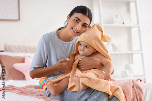 Young mother and her baby w...