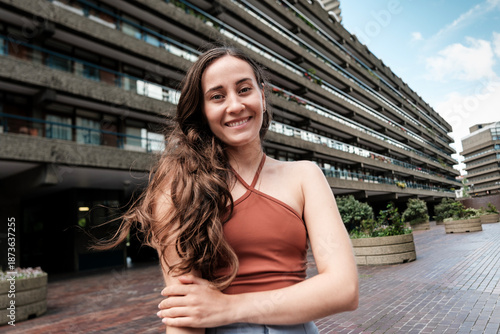 Fotografía Young woman smiling in front of barbican estate building
