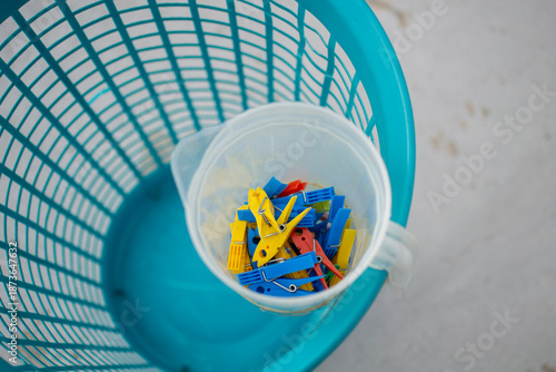 Canvastavla Canasta con pinzas para colgar ropa