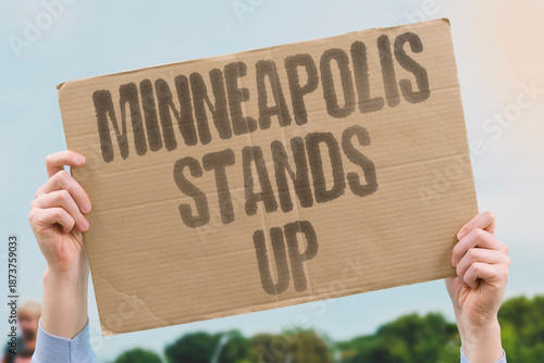 Quadro su tela "Minneapolis Stands Up" City residents intervene publicly