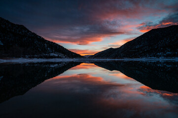 Plexiglas schilderij Reflectie Kleurrijke zonsondergang boven Colorado reservoir  © Francisco