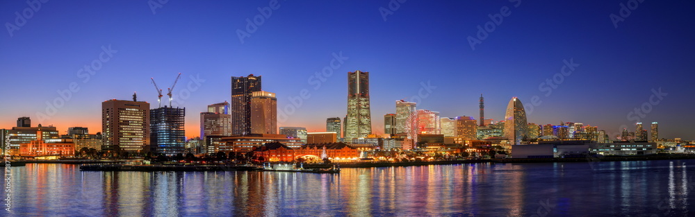 Fototapeta premium 大桟橋からのみなとみらい夕景（パノラマ）