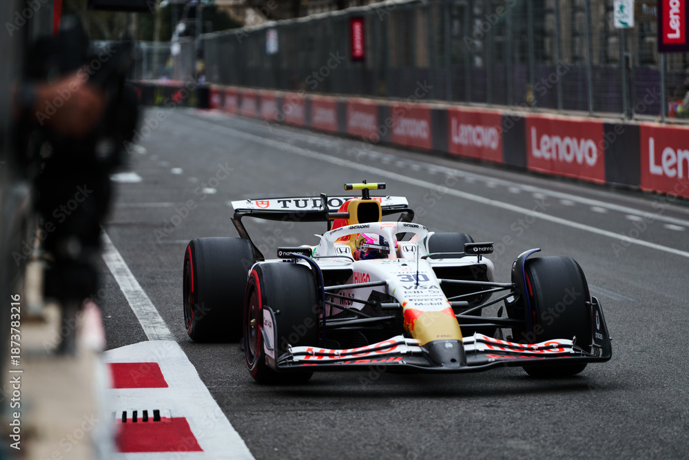 Fototapeta premium BAKU, AZERBAIJAN - SEPTEMBER 20, 2025: New Zealand driver Liam Lawson maneuvers the Visa Cash App RB VCARB 02 through the streets of Baku during the 2025 Azerbaijan Grand Prix