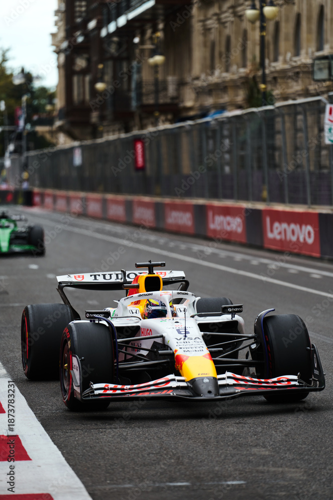 Obraz premium BAKU, AZERBAIJAN - SEPTEMBER 20, 2025: RB car (VCARB) through the urban streets of the Baku City Circuit during the Formula 1 Azerbaijan Grand Prix