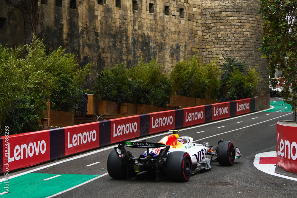 Obraz premium BAKU, AZERBAIJAN - SEPTEMBER 20, 2025: Yuki Tsunoda (JPN) driving for Visa Cash App RB (VCARB) steers his car through the narrowest point of the Baku City Circuit