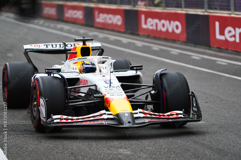 Obraz premium BAKU, AZERBAIJAN - SEPTEMBER 20, 2025: Yuki Tsunoda (JPN) driving for Visa Cash App RB (VCARB) steers his car through the narrowest point of the Baku City Circuit