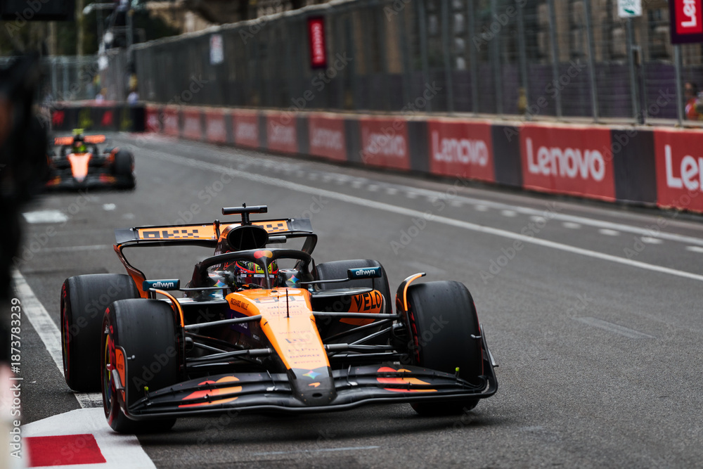 Fototapeta premium BAKU, AZERBAIJAN - SEPTEMBER 20, 2025: Oscar Piastri representing McLaren Formula 1 driving MCL38 car to the limit on the Baku City Circuit
