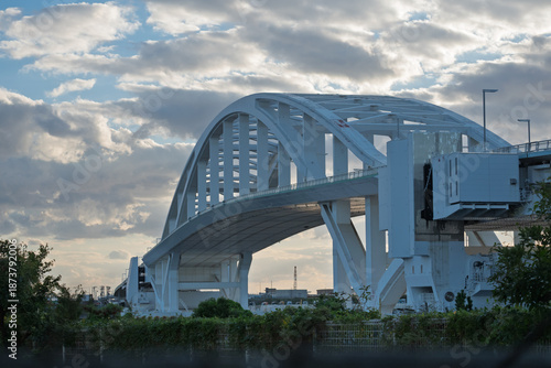大阪・舞洲側から見る夢舞大橋の巨大なアーチと海に浮かぶポンツーン構造（浮体式旋回可動橋）