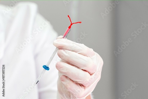 Φωτογραφία Gynecologist holding an IUD birth control device