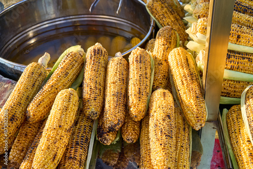 Foto Close-up of grilled corn on the cob, a popular street food snack, ready to eat