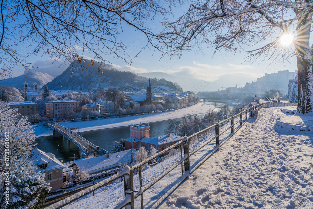 Obraz premium Wintermorgen mit Neuschnee in der Salzburger Altstadt