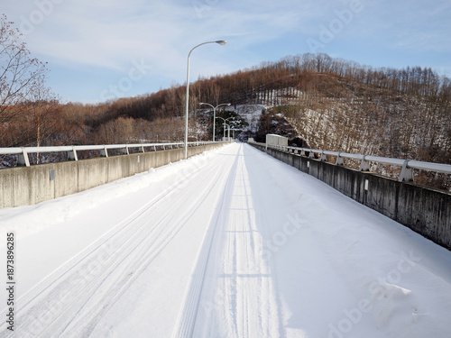 Wallpaper Mural 佐幌ダムの上の風景 Torontodigital.ca